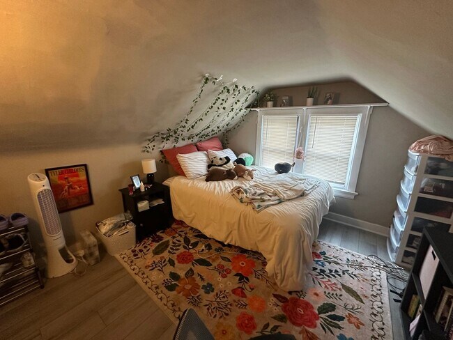 Building Photo - 5 Bedroom House Located In Clifton Near UC's Campus