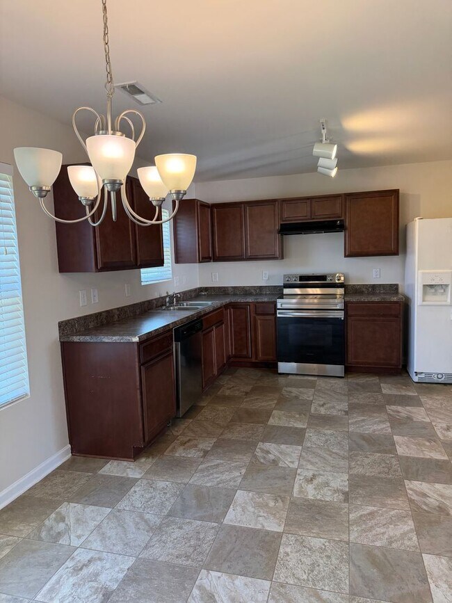 Building Photo - Available NOW! 3 bedroom 2.5 bath in Longs!!