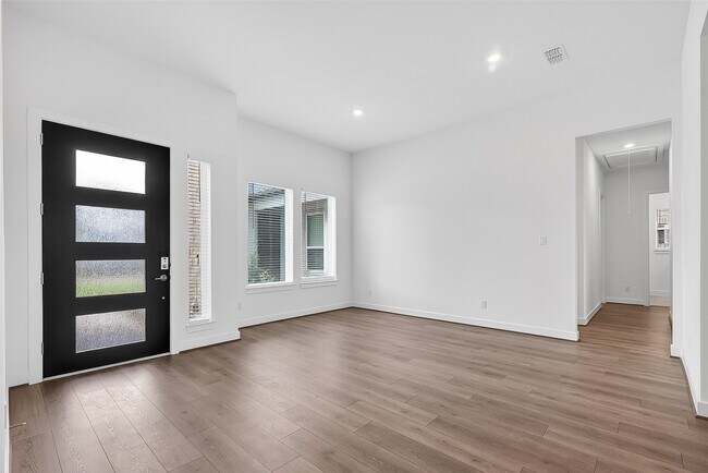 Building Photo - 1568 River Pt Dr