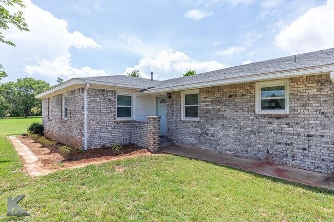 Building Photo - 4 BED, 2 BATH, 2 CAR GARAGE!