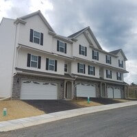 Building Photo - Three Bedroom Luxury Townhome!