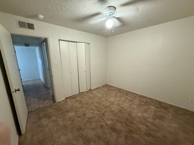 Building Photo - 2 Bedroom 1 Bathroom Townhouse in North Valley!  Refrigerated air! Ground Floor!