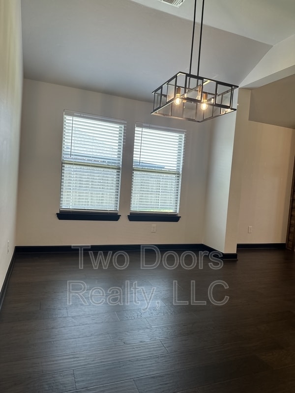 Building Photo - 2229 Roca Dr