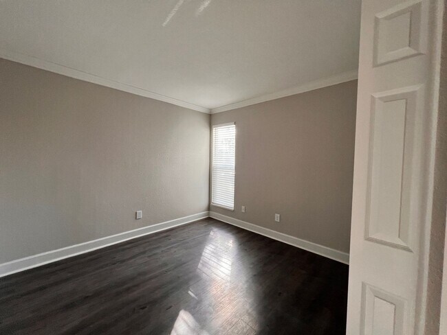 Building Photo - Woodgate Blvd, Unit 107