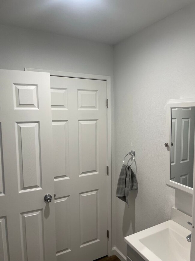 Building Photo - Charming and Upgraded ADU with separate en...