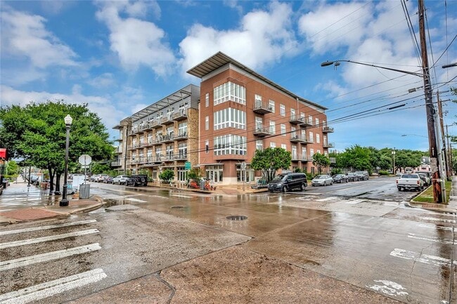 Building Photo - 2124 E 6th St