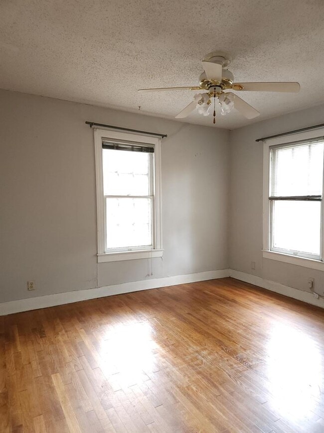 Building Photo - 910 E 13th St