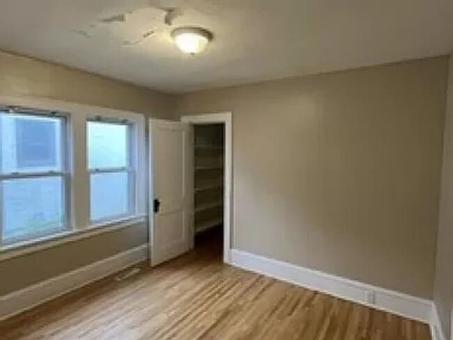 Building Photo - Charming 3 Bedroom Bungalow Aval 6/1/2026