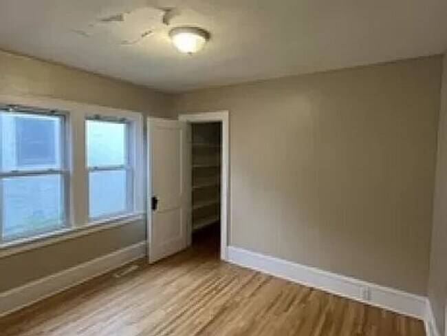 Building Photo - Pet friendly Charming 3 Bedroom Bungalow Aval 6/1/2026
