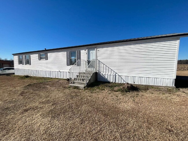 Building Photo - 2 Bedroom, 2 Bathroom Singlewide in Shady Creek Mobile Estates *LAWN CARE INCLUDED* Pikeville sch...