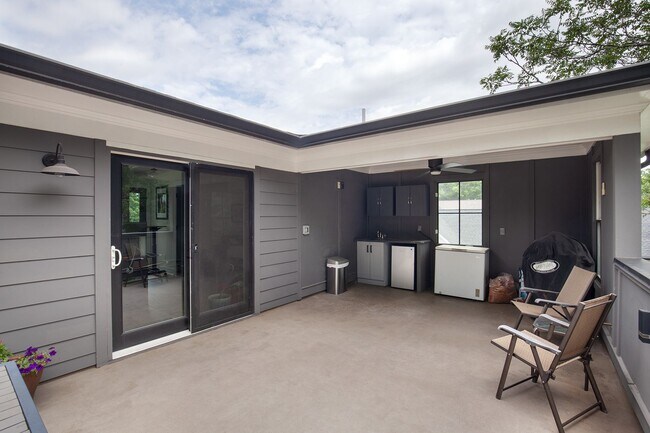 Building Photo - Stunning 4/3.5 Home in Highly Sought-After Area w/ 1300 Sq Ft of Outdoor Space!