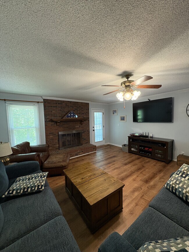 Building Photo - 321 N Valley View Dr