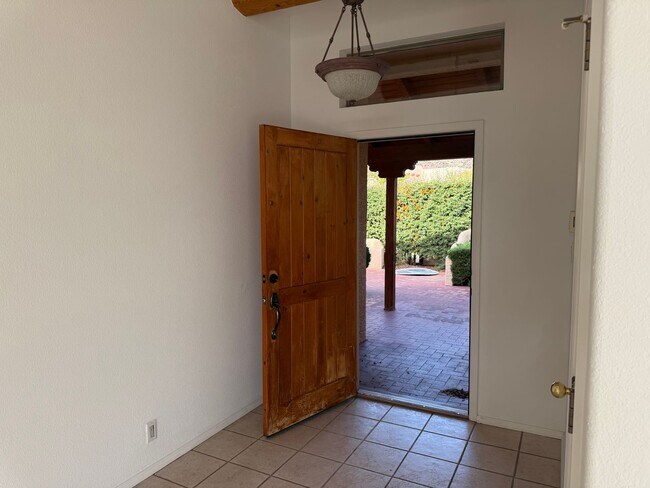 Building Photo - 2828 Monument Dr NW