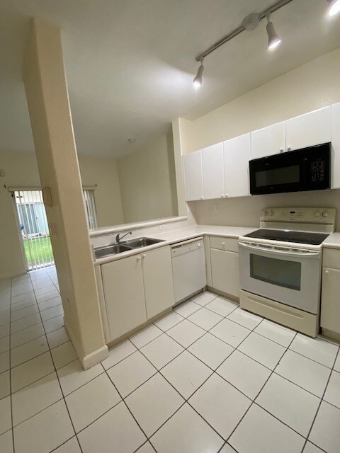 Building Photo - 1663 SE 27th Dr