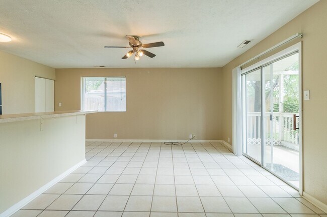 Building Photo - **$500 Move In Credit - SHORT TERM LEASE O...