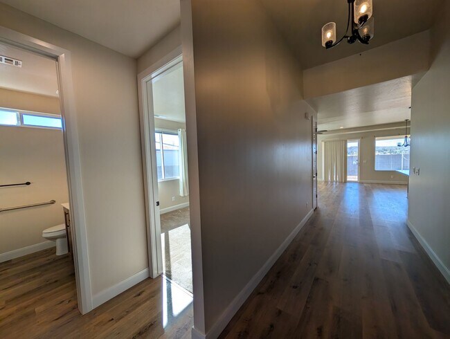 Building Photo - 951 N Main St