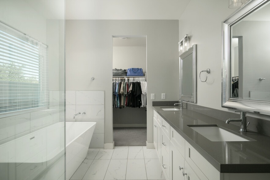 Master Bathroom - 2821 N 28th Pl