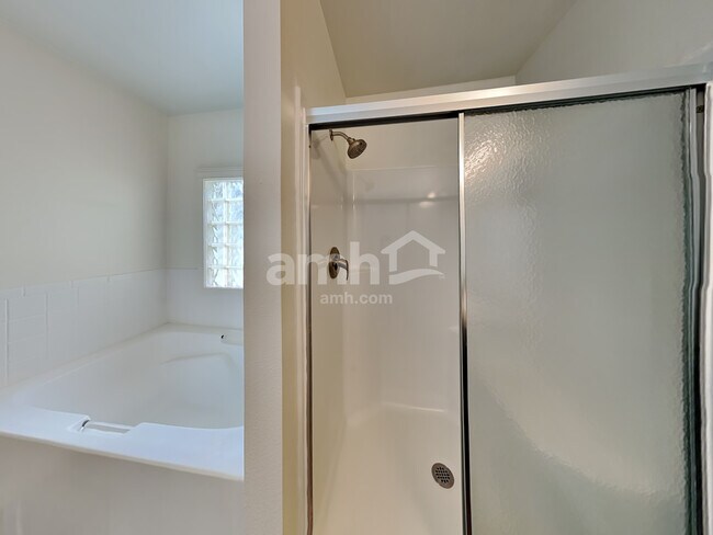 Building Photo - 2031 E Lochmeadow Ct