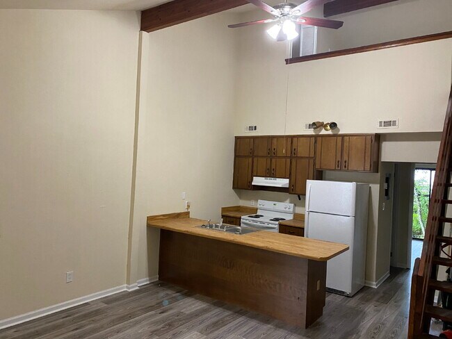 Building Photo - Perfect 1 Bedroom 1.5 Bathroom Townhome! Newer Flooring, Paint, and Appliances!