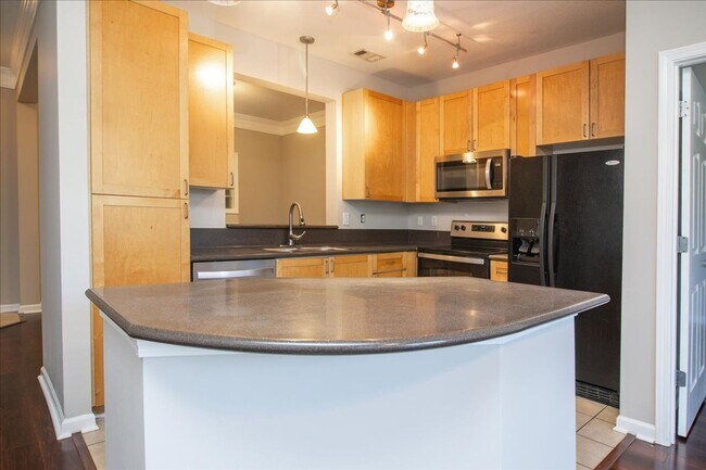 Building Photo - 2bd/2Ba Midtown Condo Perfect for Roommates w/ Pool and Gym!
