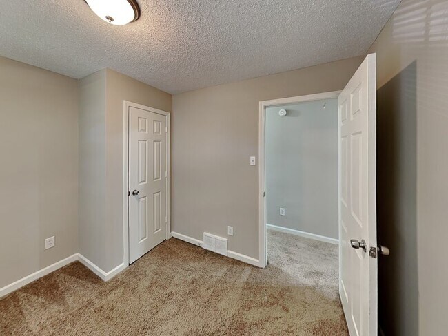 Building Photo - 5913 Sycamore Manor Cove