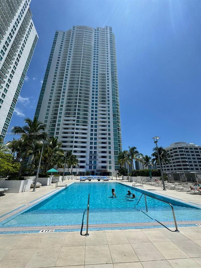 Building Photo - 950 Brickell Bay Dr