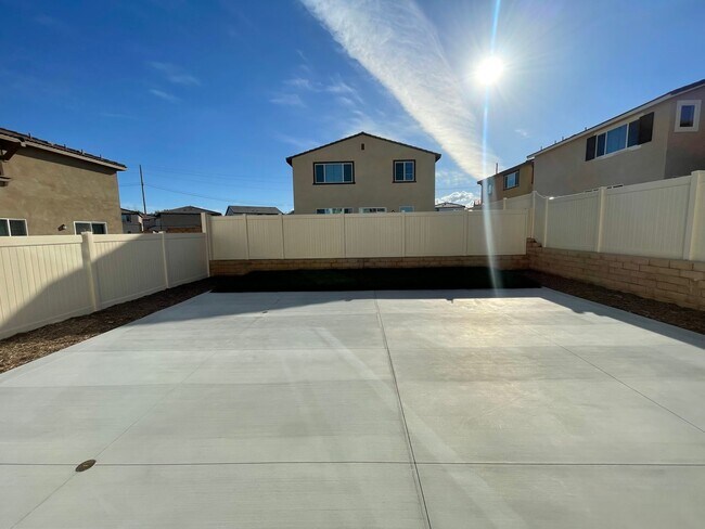 Building Photo - Beautiful Three Bedroom Two and a Half Bathroom Home in Murrieta!