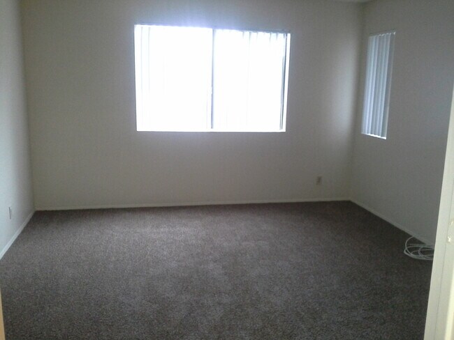 Building Photo - Spacious 2 bedroom, 2 bathroom