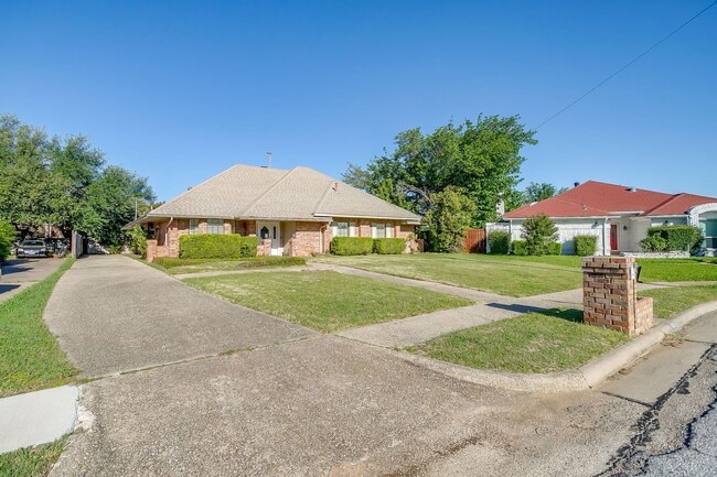 Building Photo - Great Move In Ready 3 Bedroom, 2 Bath Home Located in Northridge- Irving ISD- 75038