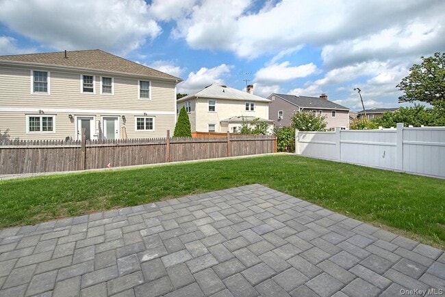 Building Photo - 113 Gainsborg Ave E