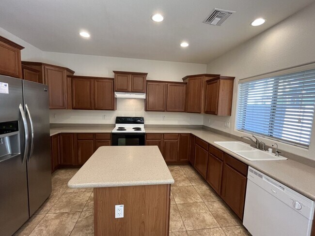 Building Photo - 4 Bedroom Home in Lantana Village Near E Ocotillo Rd. and S McQueen Rd!