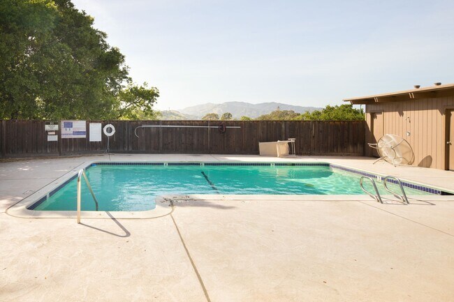 Building Photo - Gorgeous 3bd/2ba Townhouse, complete interior renovation, Modern upgrades, Community Pool -FOUNDA...