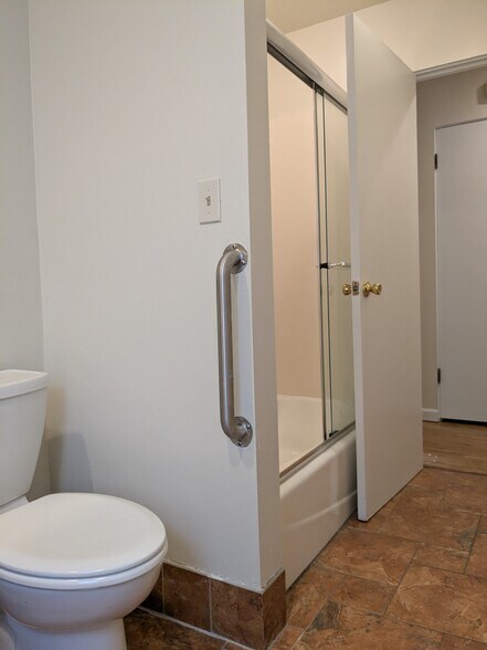 Bath - 5220 SW Franklin Ave