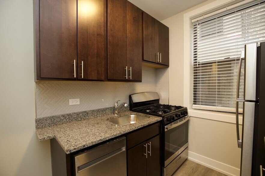 Building Photo - 716 W Brompton