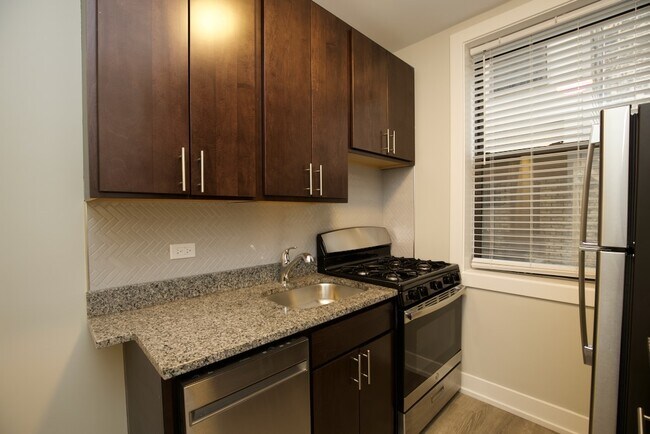 Building Photo - 716 W Brompton