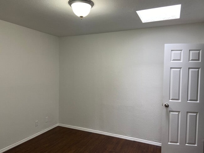 Building Photo - Single-Family Home 3BD/2BA Is Immediately ...