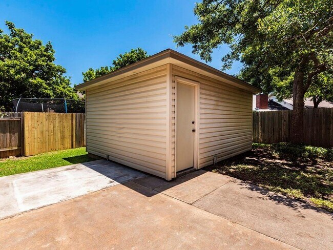 Building Photo - 1104 Quail Ln