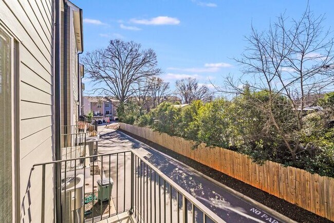 Building Photo - 2BR Townhome w/ 2 En-Suite Baths + Garage in 28208