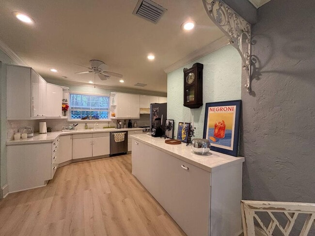 Building Photo - 519 28th St