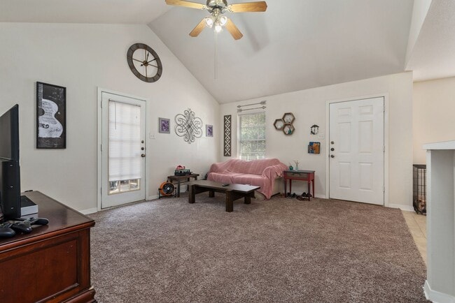 Building Photo - AUGUST PRE-LEASE!!  Cute 2 Bedroom 2 Bathr...