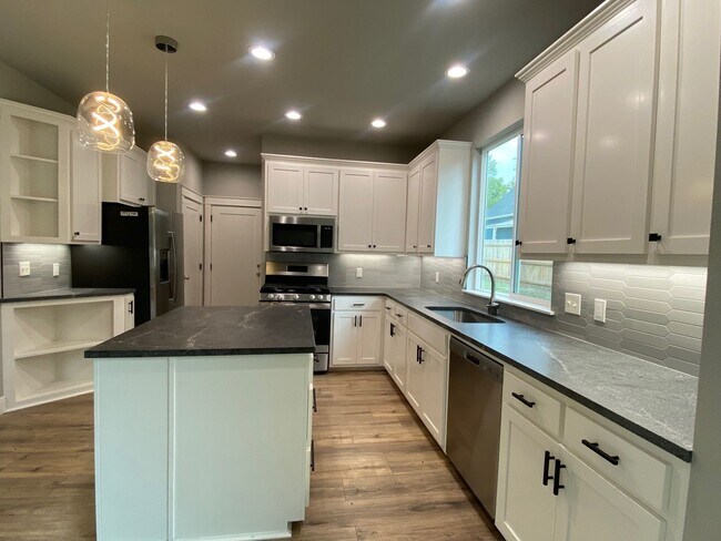 Building Photo - Beautiful home for rent in Coweta!!