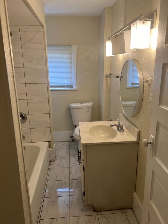Building Photo - 2 bed, 1 bath for Rent