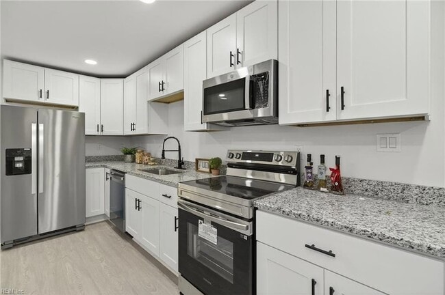 Building Photo - 13648 Track Ln