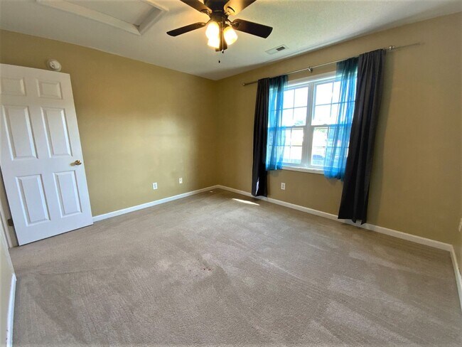 Building Photo - Welcome to Creeker Town South!