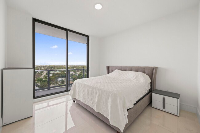 Building Photo - 220 Lake Shore Dr