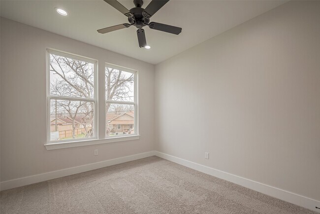 Building Photo - 918 St Clair St