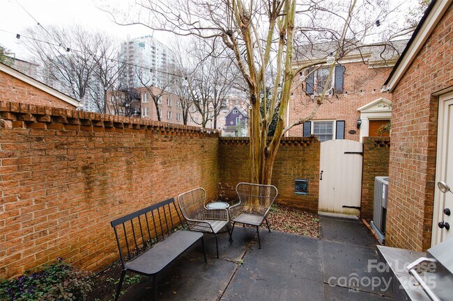 Building Photo - 510 N Poplar St