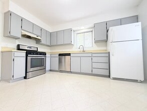 Building Photo - Tastefully Updated 2BR/1BA Home - Deck, Fenced Yard, Parking, Laundry, and more!