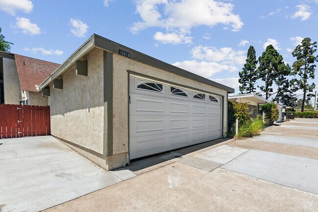 Building Photo - Spacious 3 Bed 2 Bath Townhome in Villa Po...