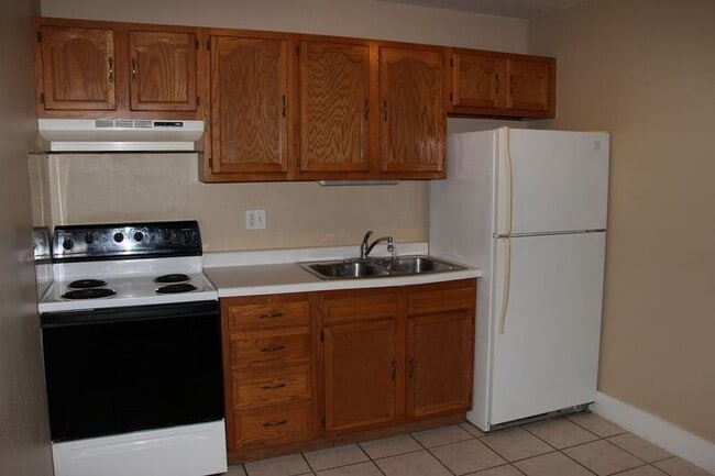 Primary Photo - 210 W 8th St